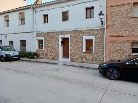 Facade/entrance, Location, Parking