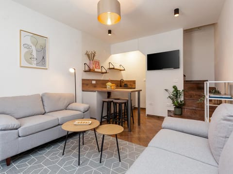 TV and multimedia, Kitchen or kitchenette, Living room, Seating area, Dining area