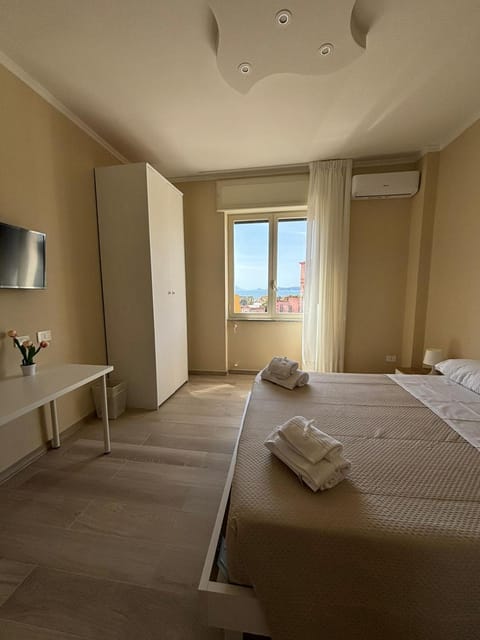 TV and multimedia, Photo of the whole room, Bedroom, wardrobe