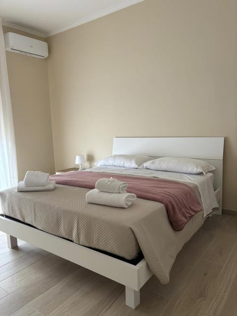 Bedroom, air conditioner