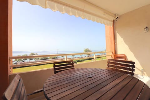 Patio, Day, Natural landscape, Balcony/Terrace, Dining area, Sea view
