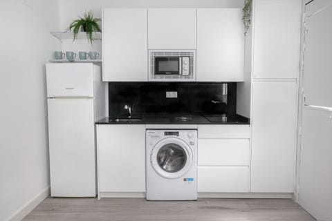 Kitchen or kitchenette, minibar, washing machine