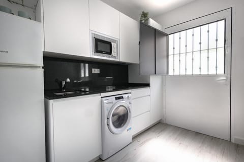 Kitchen or kitchenette, minibar, stove, washing machine