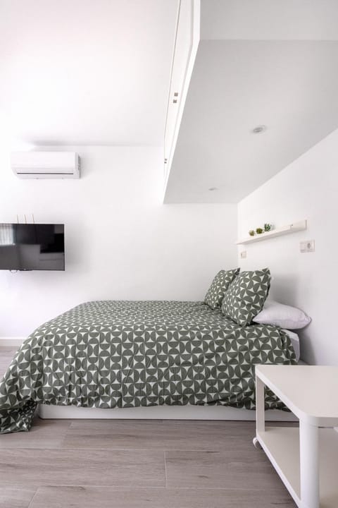 Bed, TV and multimedia, Living room, Photo of the whole room, Seating area, Bedroom, air conditioner