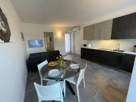 TV and multimedia, Kitchen or kitchenette, Living room, Seating area, Dining area, minibar, stove, toaster