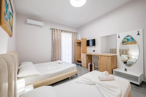 Bed, TV and multimedia, Photo of the whole room, Bedroom, towels, wardrobe, air conditioner