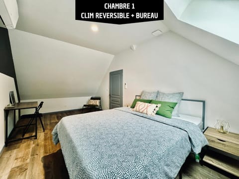 Photo of the whole room, Bedroom, air conditioner