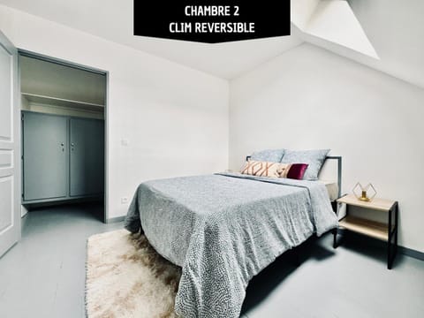 Photo of the whole room, Bedroom, air conditioner