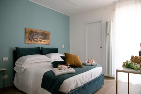 Bed, Bedroom, towels
