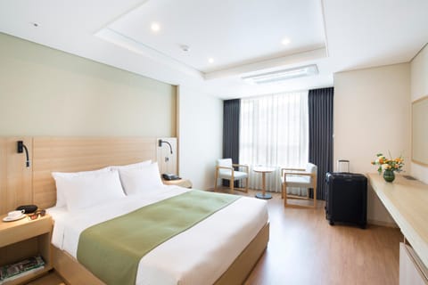 Bed, Dining area, Bedroom