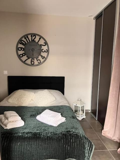 Appartement cosy tout équipé et parking couvert privé aux portes de Flers Apartment in Normandy