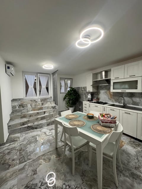 Kitchen or kitchenette, Dining area, stove