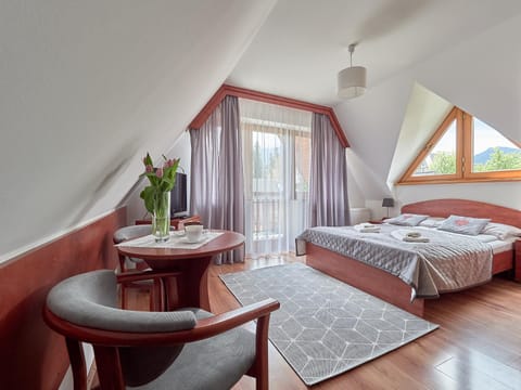 Bed, Living room, Photo of the whole room, Seating area, Bedroom, towels