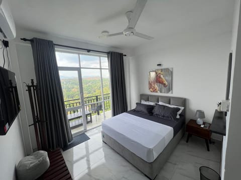 Bed, TV and multimedia, View (from property/room), Balcony/Terrace, Photo of the whole room, Bedroom, fireplace