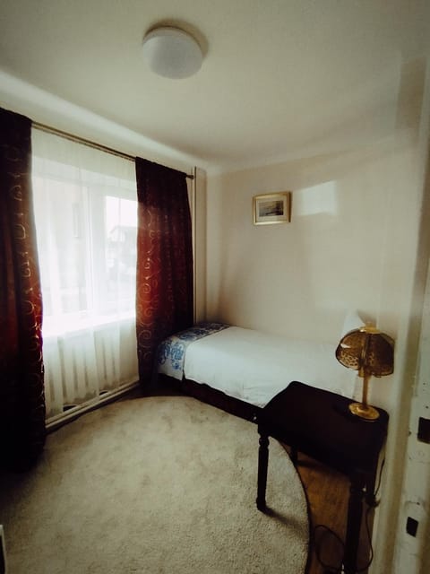 Bed, Photo of the whole room, Bedroom, internet