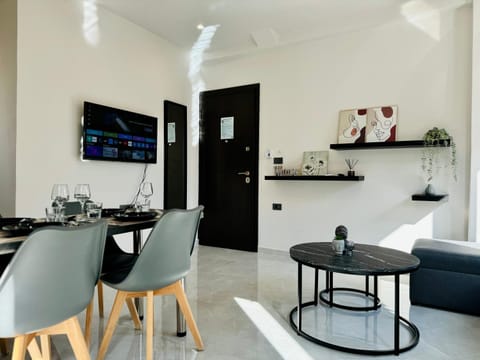 TV and multimedia, Seating area, Dining area