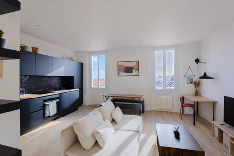 TV and multimedia, Kitchen or kitchenette, Living room, Seating area
