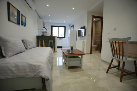 TV and multimedia, Kitchen or kitchenette, Living room, Photo of the whole room, Seating area, Dining area
