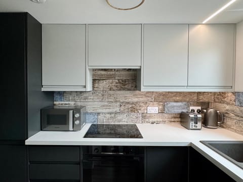 Coffee/tea facilities, Kitchen or kitchenette, stove, toaster