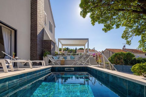 Property building, Patio, Day, Pool view, Swimming pool, Swimming pool, sunbed