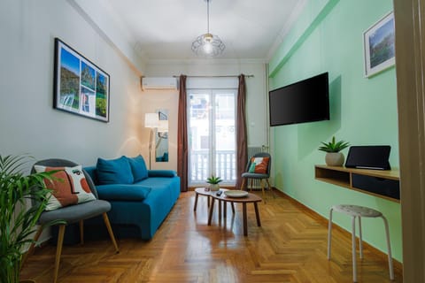 TV and multimedia, Living room, Seating area, Evening entertainment