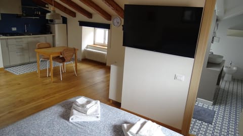Kitchen or kitchenette, Photo of the whole room, Seating area, Dining area, Bedroom, pet friendly, stove