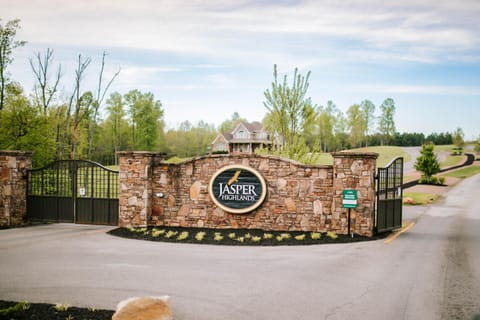 Azalea & Blackberry Cabins Cabin in Tennessee