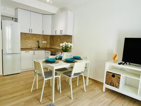 TV and multimedia, Kitchen or kitchenette, Dining area, stove