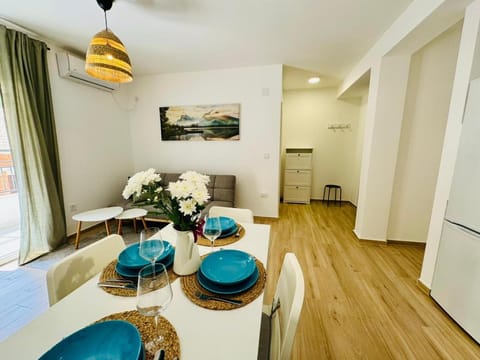 Kitchen or kitchenette, Seating area, Dining area