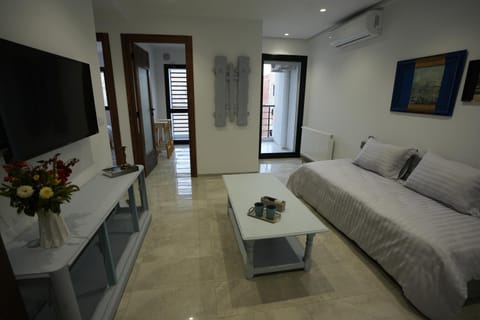Communal lounge/ TV room, TV and multimedia, Living room, air conditioner