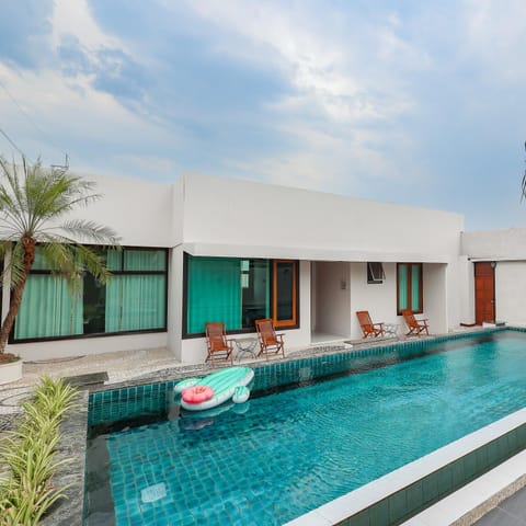 Property building, Pool view, Swimming pool, sunbed