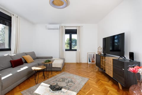 Communal lounge/ TV room, TV and multimedia, Living room, Seating area, Evening entertainment, air conditioner