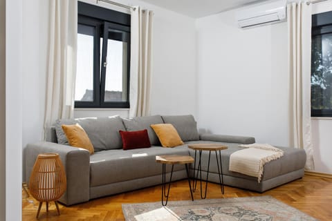 Living room, Seating area, air conditioner