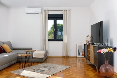 Communal lounge/ TV room, TV and multimedia, Living room, Seating area, Evening entertainment, air conditioner