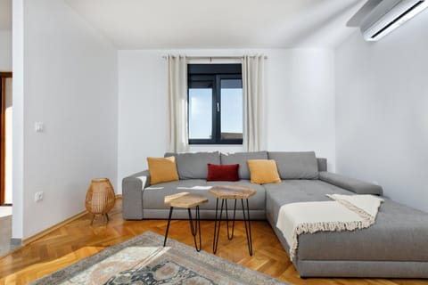 Bed, Living room, Photo of the whole room, Seating area