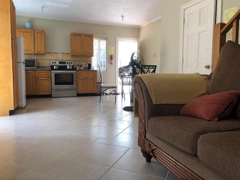 Kitchen or kitchenette, Living room, Seating area, Dining area, minibar, pet friendly, stove