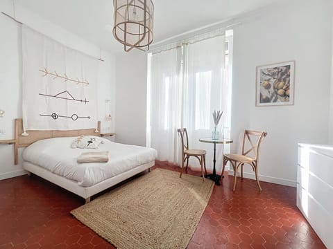 Photo of the whole room, Bedroom