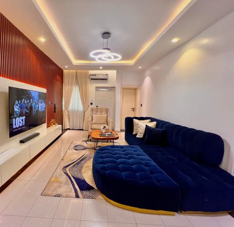 Communal lounge/ TV room, TV and multimedia, Living room, Seating area, air conditioner