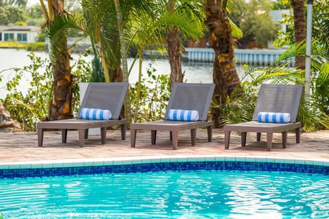 Tropical Waterfront Family Oasis - Amazing Location House in Ojus