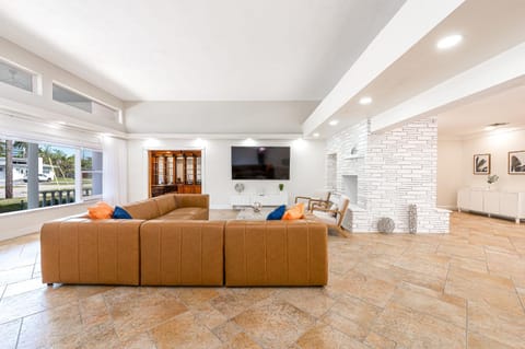 Tropical Waterfront Family Oasis - Amazing Location House in Ojus