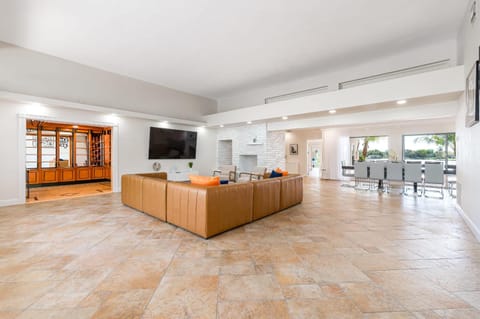 Tropical Waterfront Family Oasis - Amazing Location House in Ojus