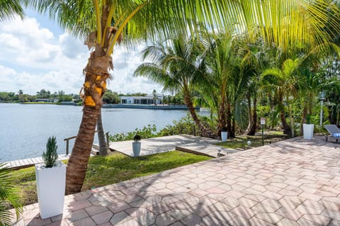 Tropical Waterfront Family Oasis - Amazing Location House in Ojus