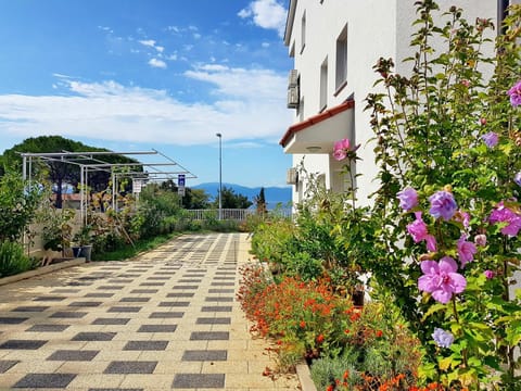Property building, Patio, Facade/entrance, Off site, Garden