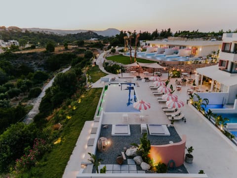 Property building, Day, Swimming pool, sunbed