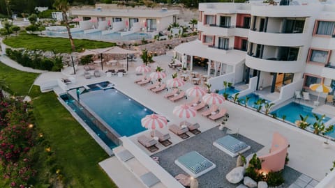 Property building, Pool view, Swimming pool, sunbed