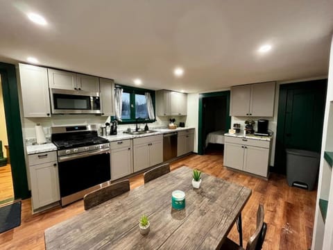 2 Bed Berkshire Getaway minutes to Jiminy Peak Ski Apartment in Hancock