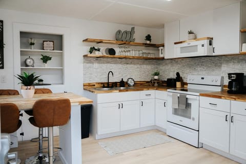 NEW! Cozy and Modern unit with Hot tub Apartment in Lake Winnisquam