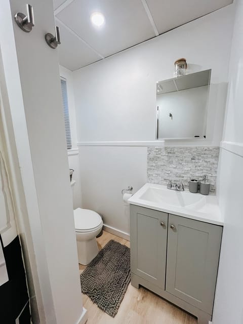 NEW! Cozy and Modern unit with Hot tub Apartment in Lake Winnisquam