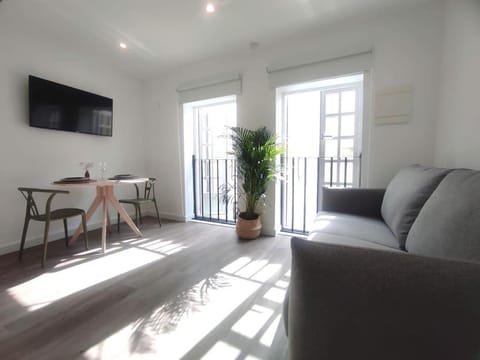 TV and multimedia, Seating area, Dining area