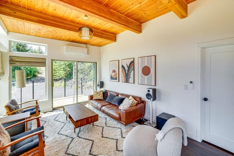 Mid-Century Escape Lake Views, Steps to Cave Bay! House in Kootenai County